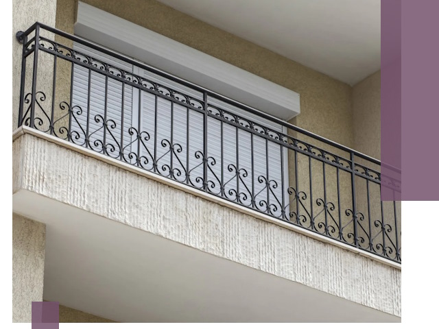 Балконные ограждения из металла и стекла в Череповце для домов